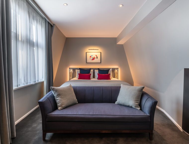 A junior suite with a double bed and sofa, located in Covent Garden.