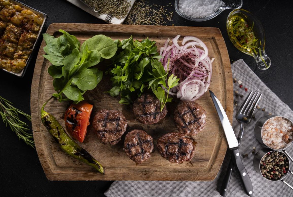 Pieces of steak and salad, served by Etci Mehmet Steakhouse.